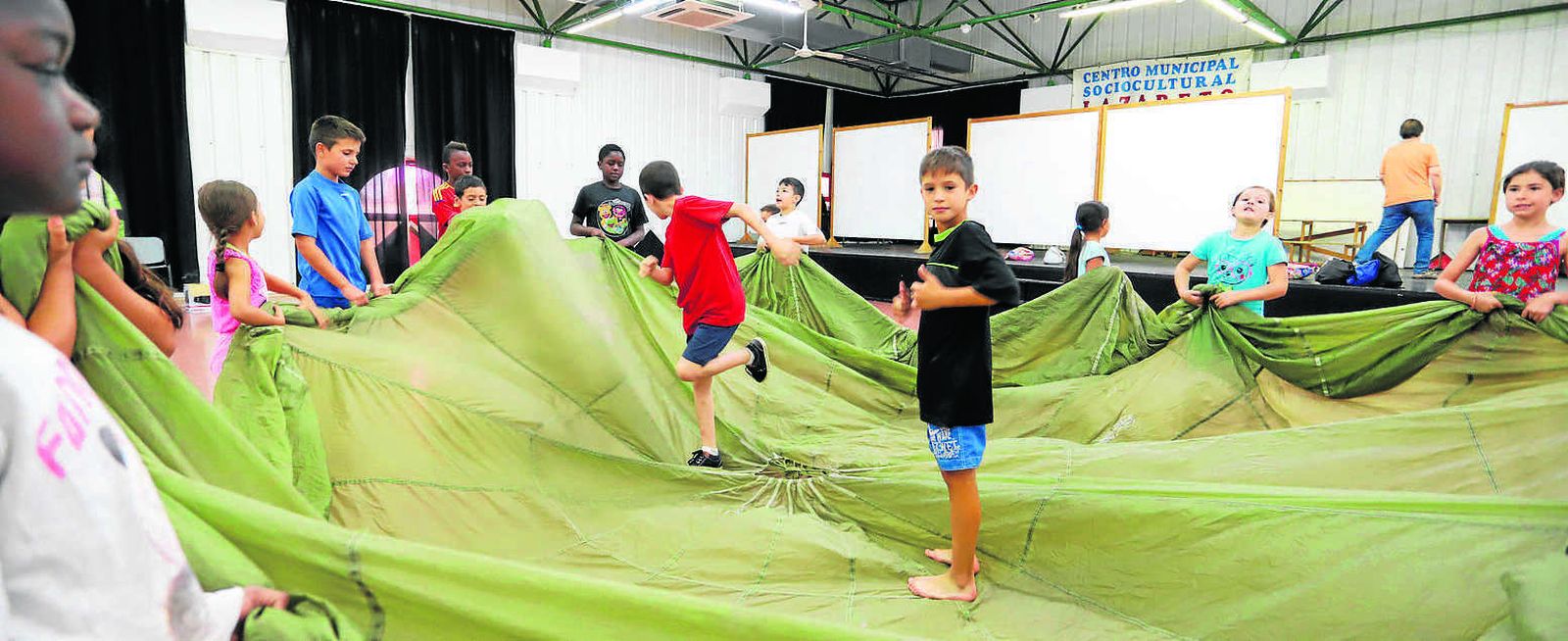 Un grupo de niños se divierte en uno de los talleres que ayer se desarrolló en la escuela de verano que tiene lugar desde inicio de este mes en el Centro del Lazareto.