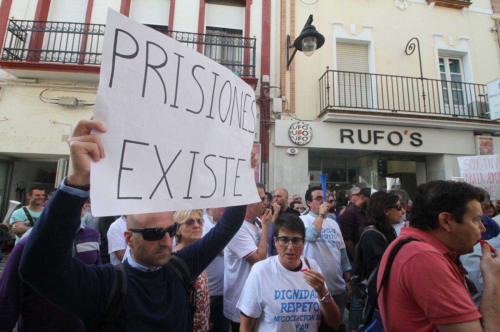 Imágenes de la concentración de funcionarios de prisión ante la subdelegación del Gobierno