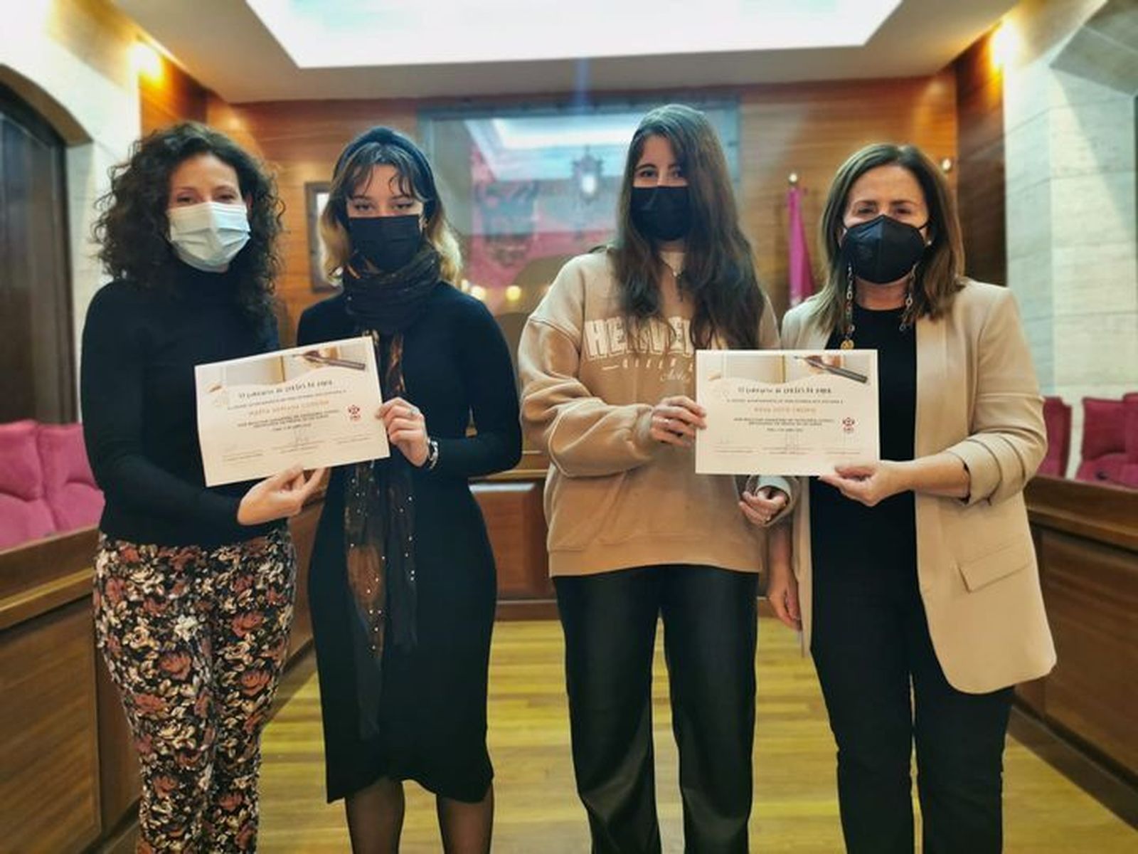 Providencia Sánchez y Rosa Soto inscriben sus nombres en el Concurso de Cartas de Amor de Vera