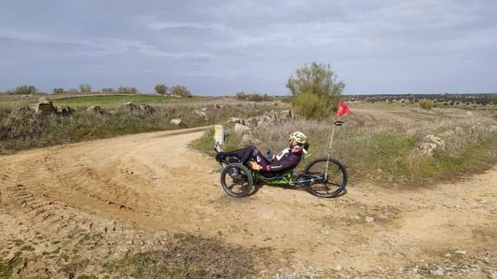 José Manuel Flores,  con su bicicleta adaptada.