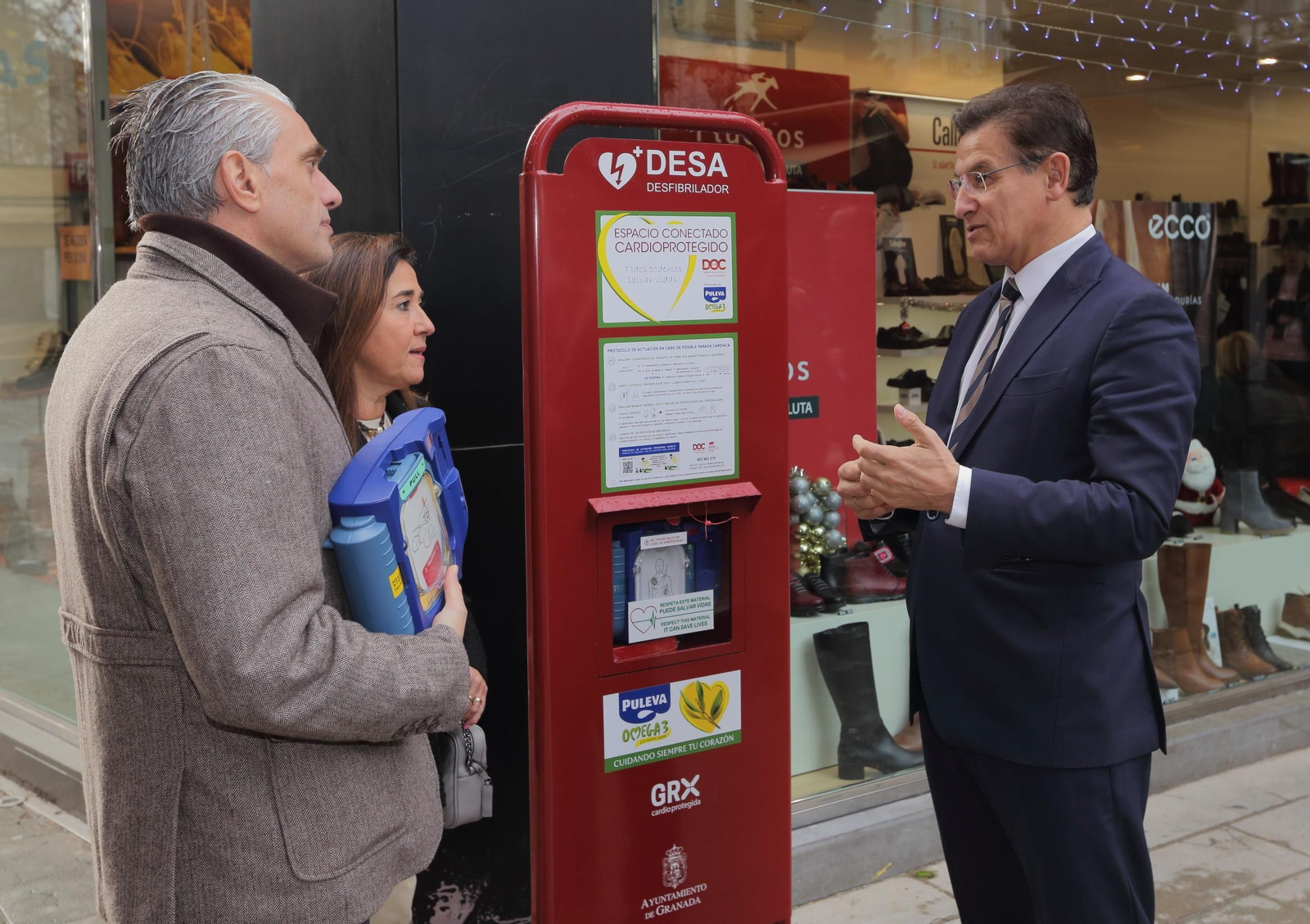 Instalan un nuevo desfibrilador en el centro dentro del proyecto 'Granada Ciudad Cardioprotegida'