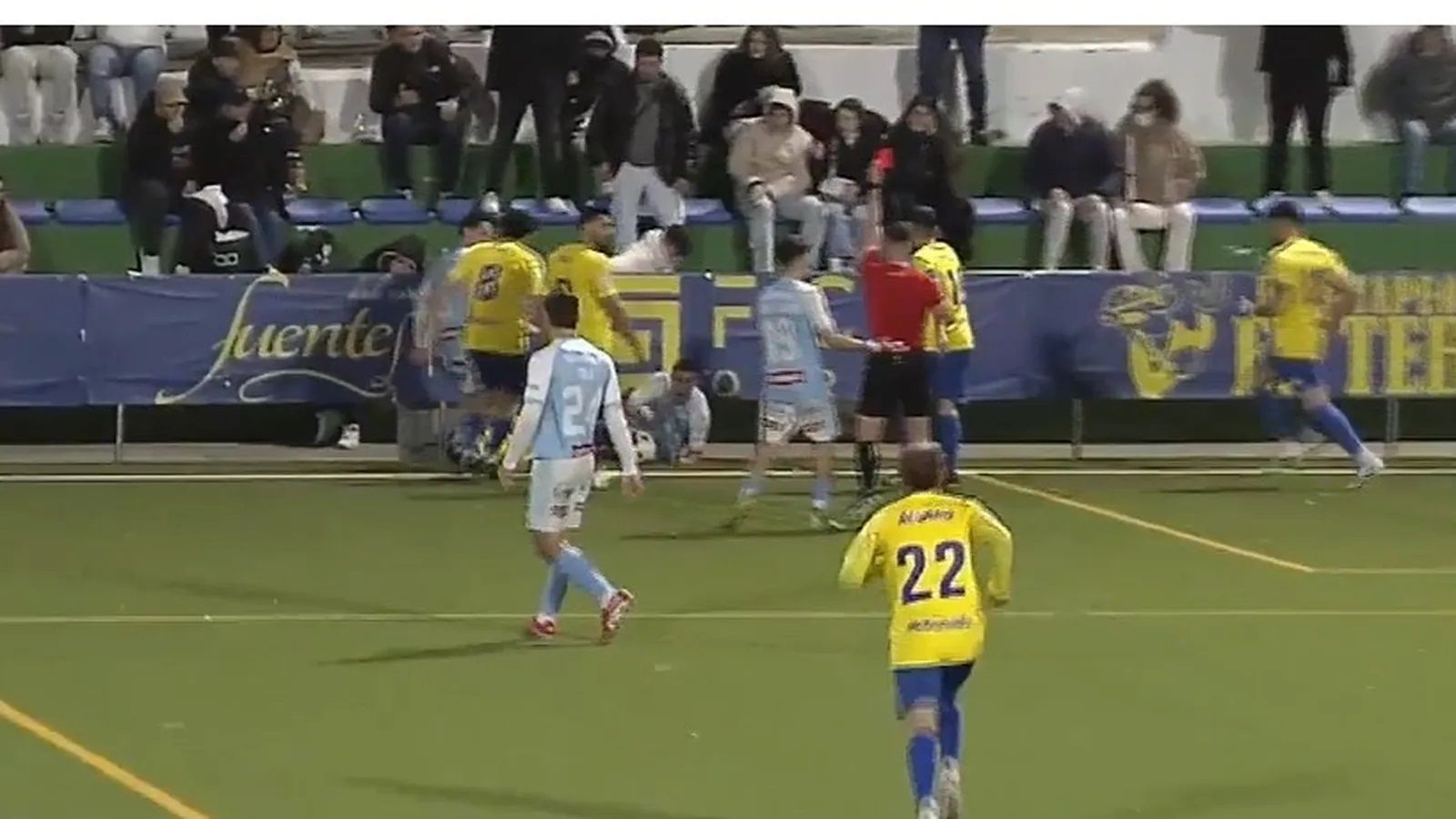 El momento de la agresión, con el espectador dándole patadas a Diego Canty, en el suelo