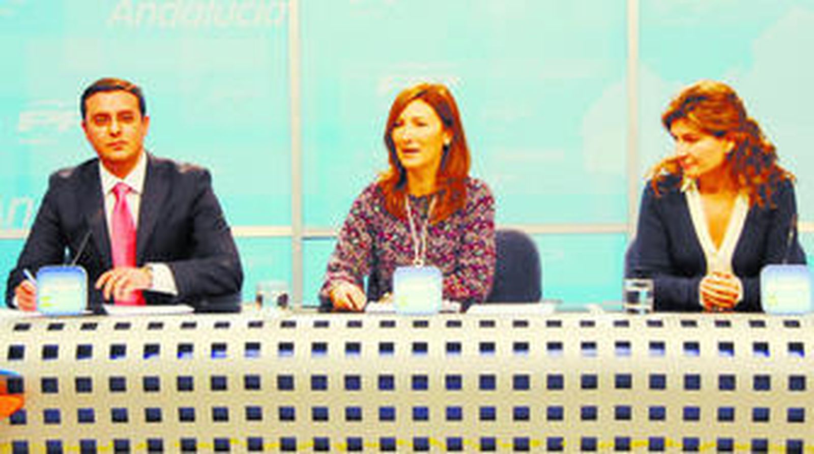 El secretario general del PP de Almería, Javier Aureliano, la vicesecretaria del PP andaluz, Alicia Martínez, y la diputada Rosalía Espinosa.