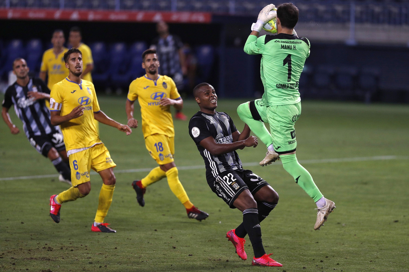 Vinícius Tanque busca un balón ante Manu Herrera en el Cartagena-Atlético Baleares del ‘play off’.