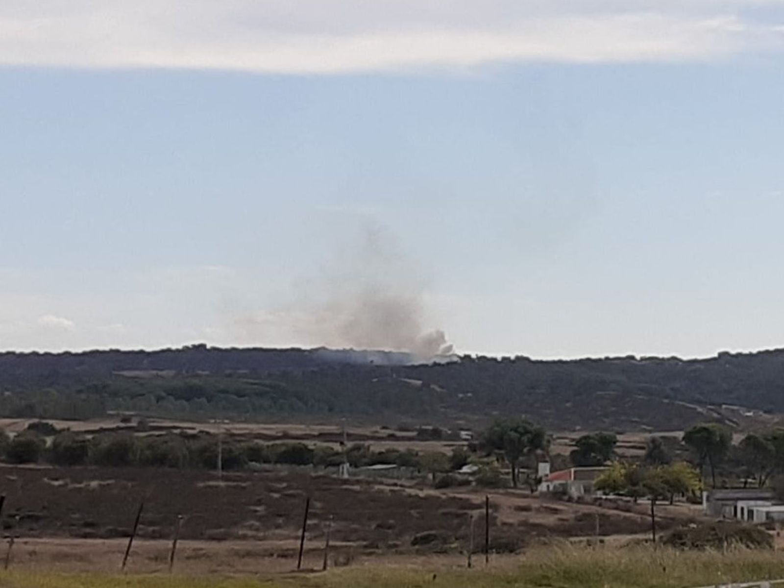 Columna de humo correspondiente al incendio declarado en Valverde del Camino.