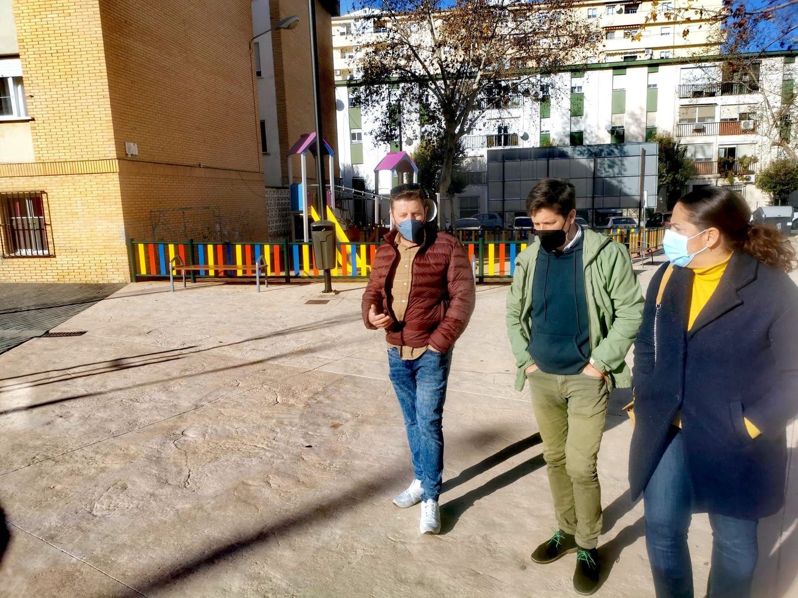 Guillermo García de Longoria y Noelia Álvarez con un representante vecinal.