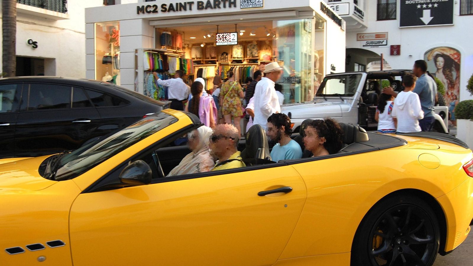 UNA FAMILIA EN UN COCHE DE ALTA GAMA. UNA FAMILIA EN UN COCHE DE ALTA GAMA.