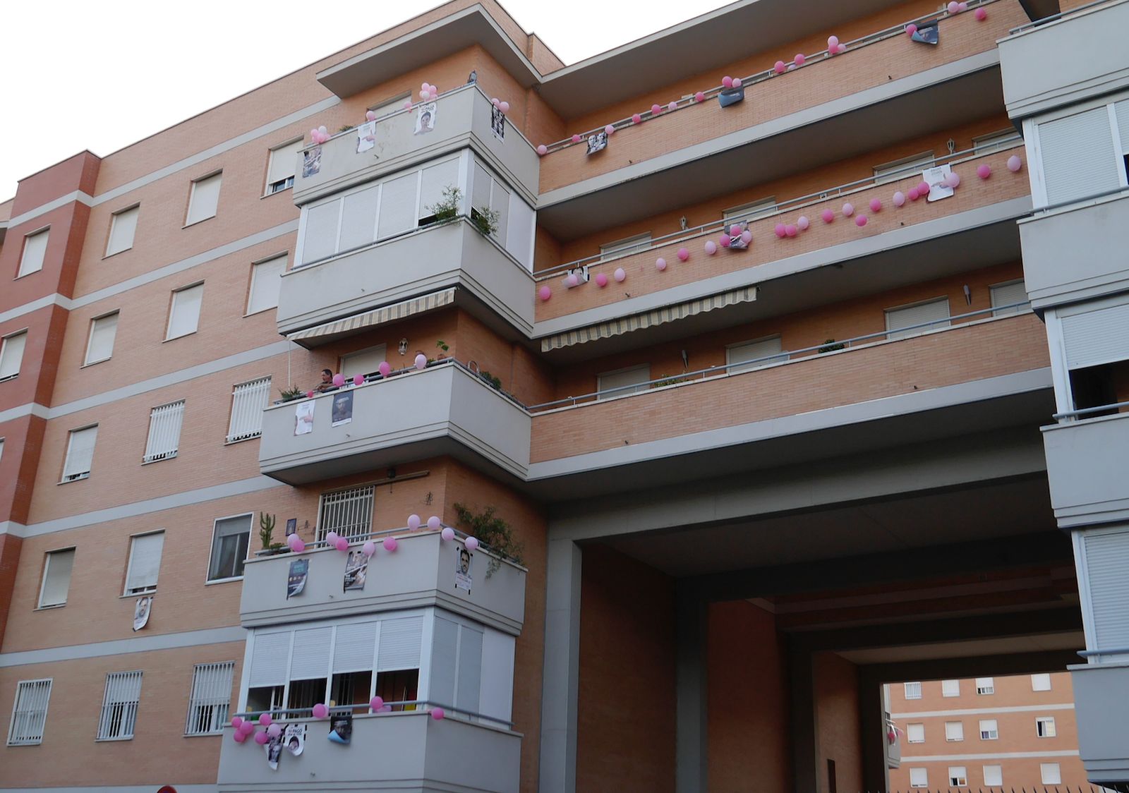 La fachada del bloque, con globos y carteles contra la prostitución