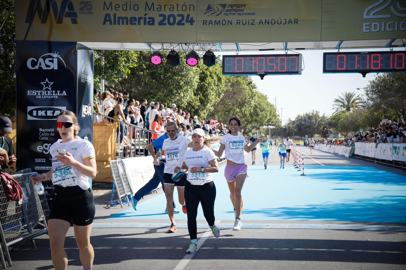 Imágenes de la llegada de la Media maratón Ciudad de Almería