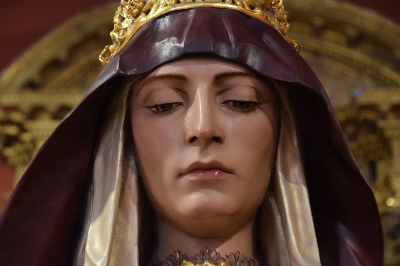 La imagen encarna el estilo modernista de la imaginería sacra contemporánea