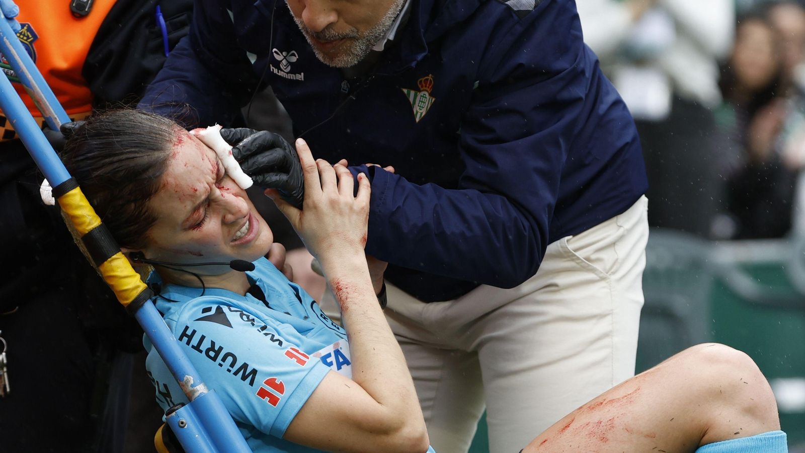 La asistente Guadalupe Porras es atendida.