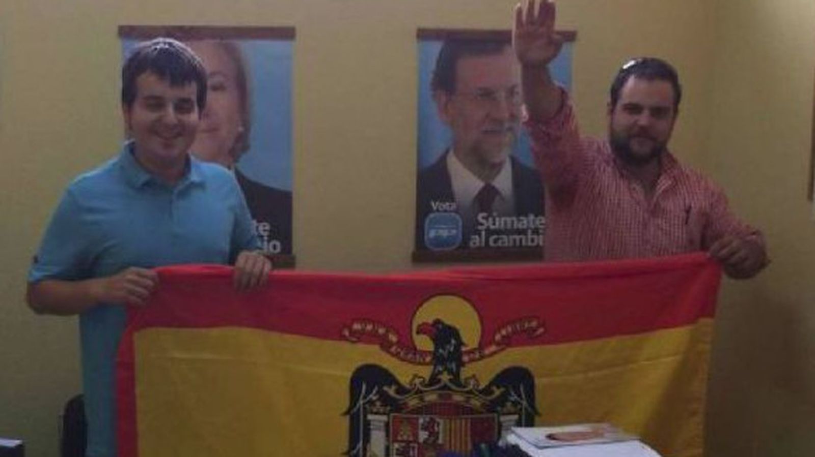 Dimiten dos miembros de NNGG de Llanes tras una foto con una bandera franquista