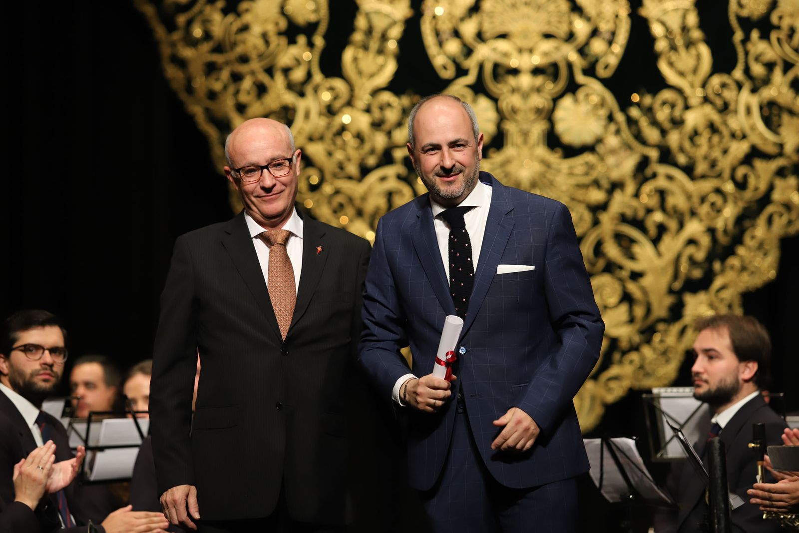 Presentan manto de la Virgen del Amor.