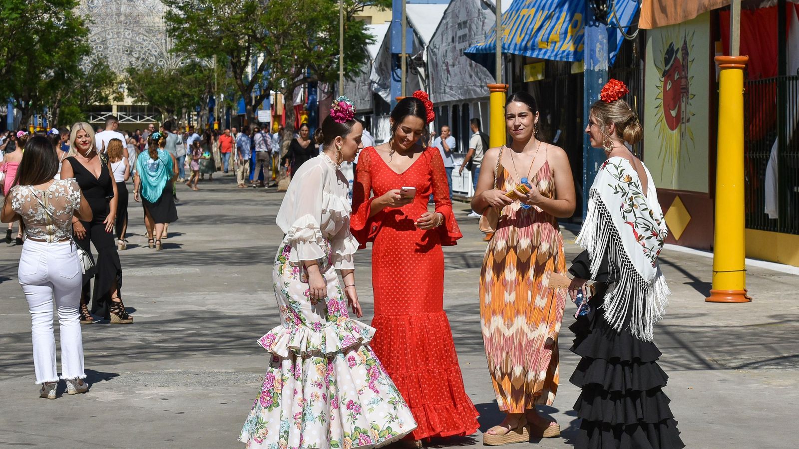 Un grupo de amigas en la Feria Real de Algeciras.