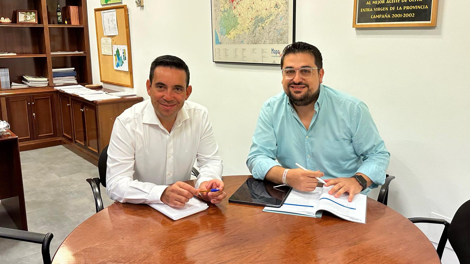 El diputado de Servicios Públicos Supramunicipales de la Diputación de Sevilla, Gonzalo Domínguez, y el portavoz y secretario general del PSOE de Lora del Río, Francisco Carrasco, en la Diputación.