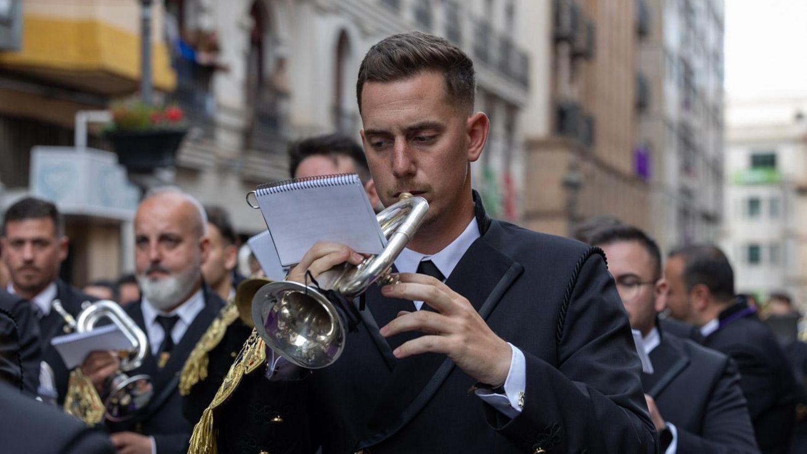Los cofrades se rinden ante los grandes pasos de misterio del Lunes Santo