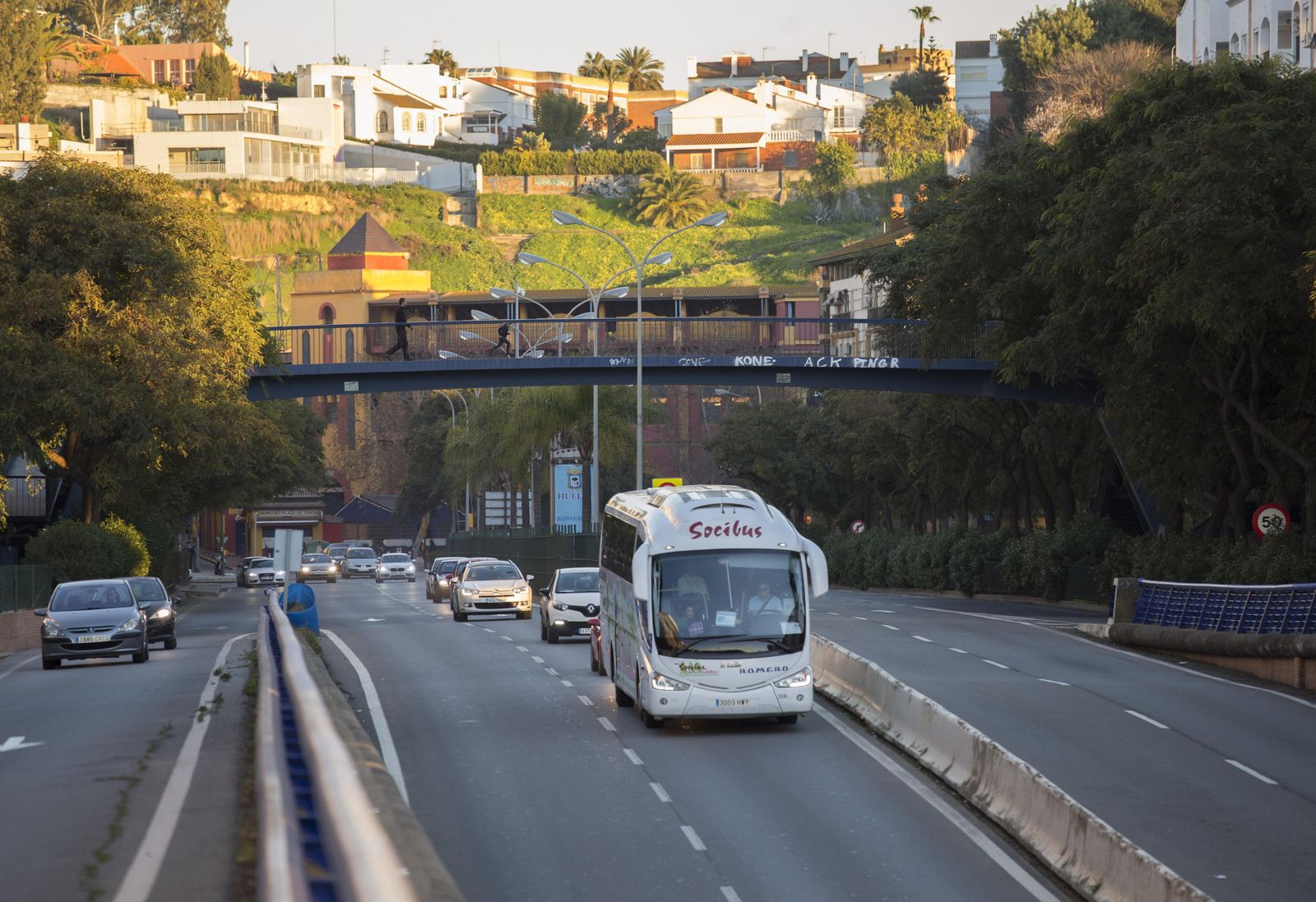 Pasarela peatonal de la avenida Costa de la Luz.