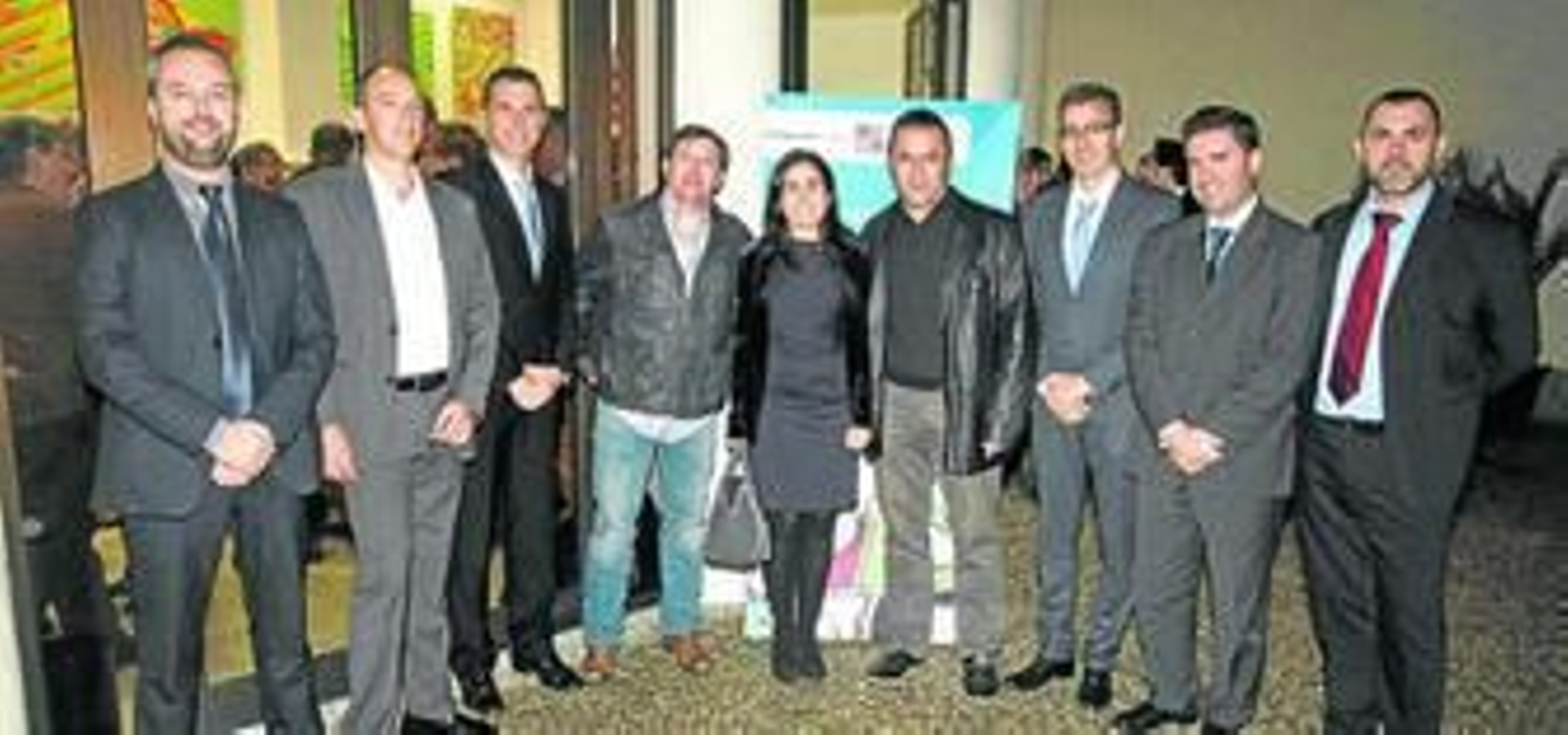 La directora general del Territorio Sur de Telefónica, María Jesús Almazor, en el centro junto al artista Carlos Pacheco (a su derecha), posa con a los empleados y directivos de Telefónica Joaquín Segovia, Agustín Pérez, Juan Carlos Artesero, Gabriel Barba, Santiago Pérez, Raimundo Huertas, Eloy Díaz y Carlos Godino.