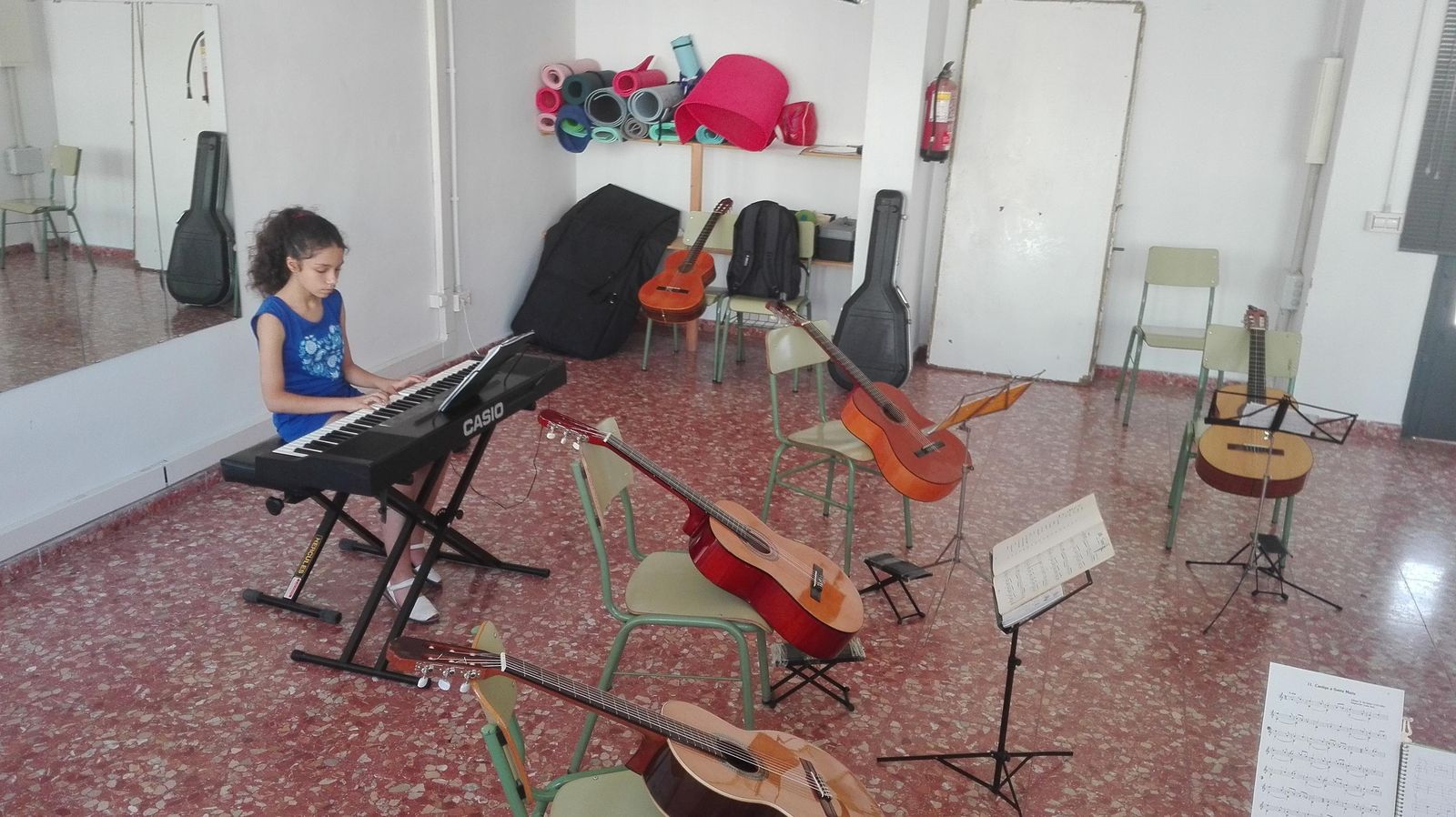 Una de las alumnas de la escuela de música durante una audición.