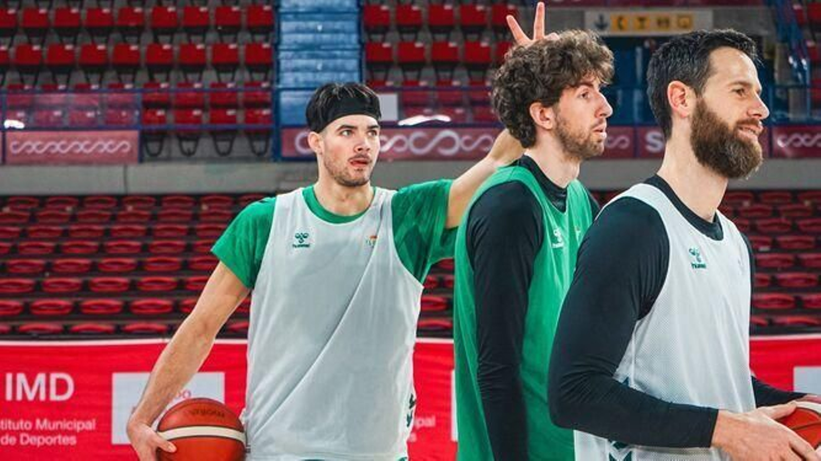 De Bisschop hace un gesto durante un entrenamiento junto a Doménech y Pablo Almazán.