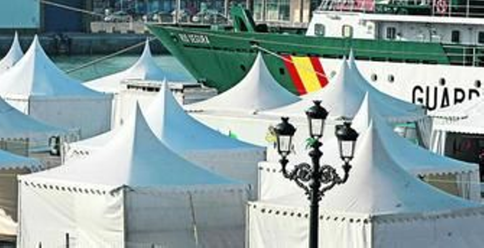 Aspecto que ofrecía ayer el puerto de Cádiz, con las carpas ya colocadas.