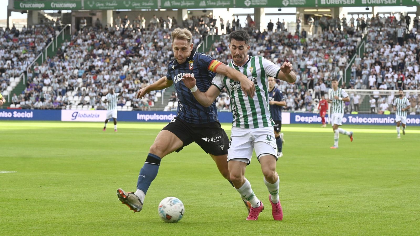 Jacobo pelea por el balón con Carlos Hernández, en el primer tiempo del Córdoba CF - Ceuta.