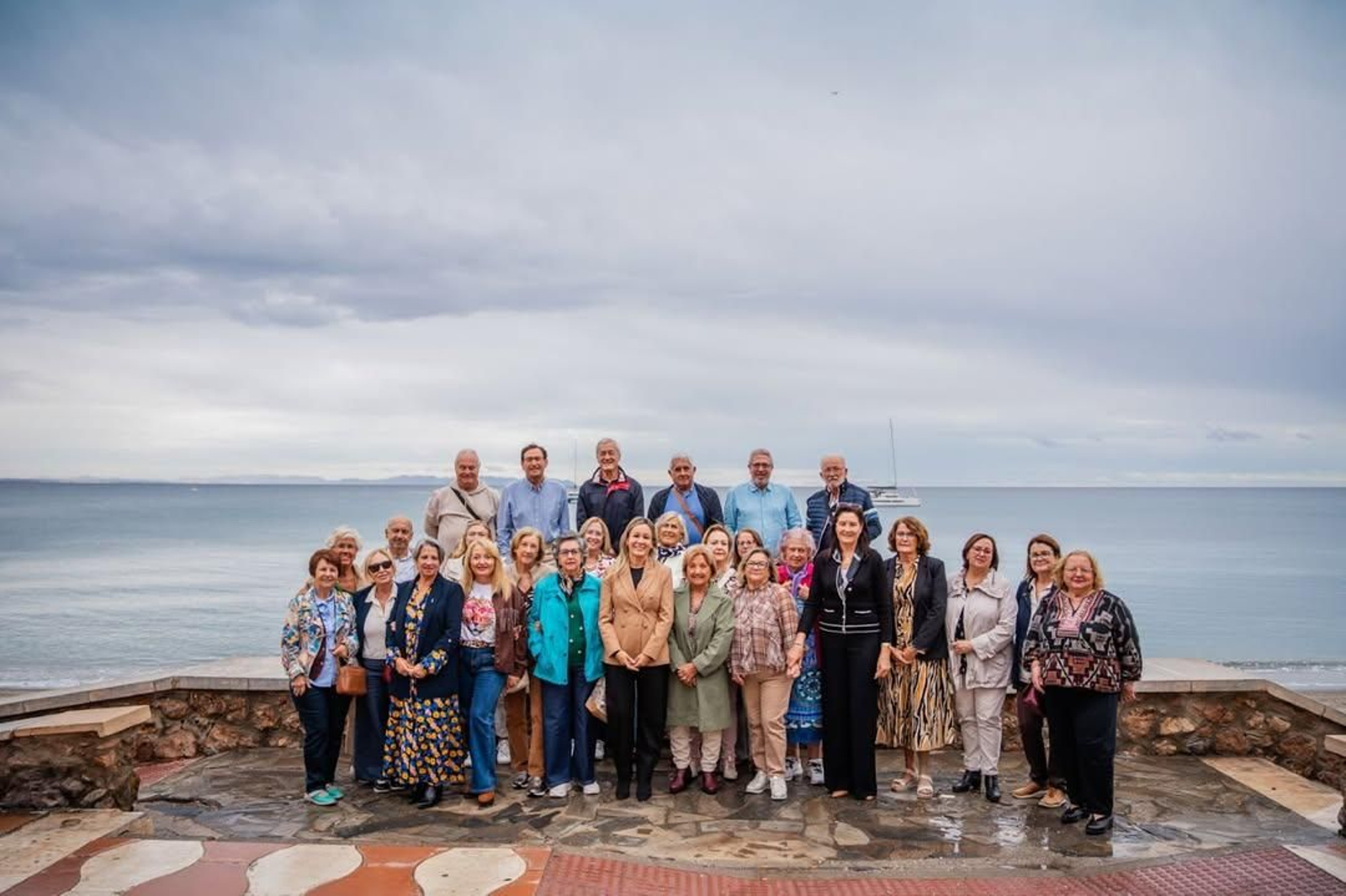 Las concejales Mari Ángeles Alcoba y Lourdes García han acompañado a AMUAL Los Bajos.