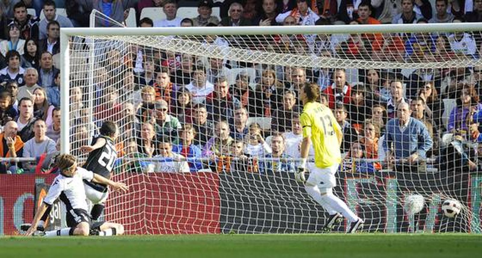 El Real Madrid golea al Valencia a domicilio (3-6). / Reuters