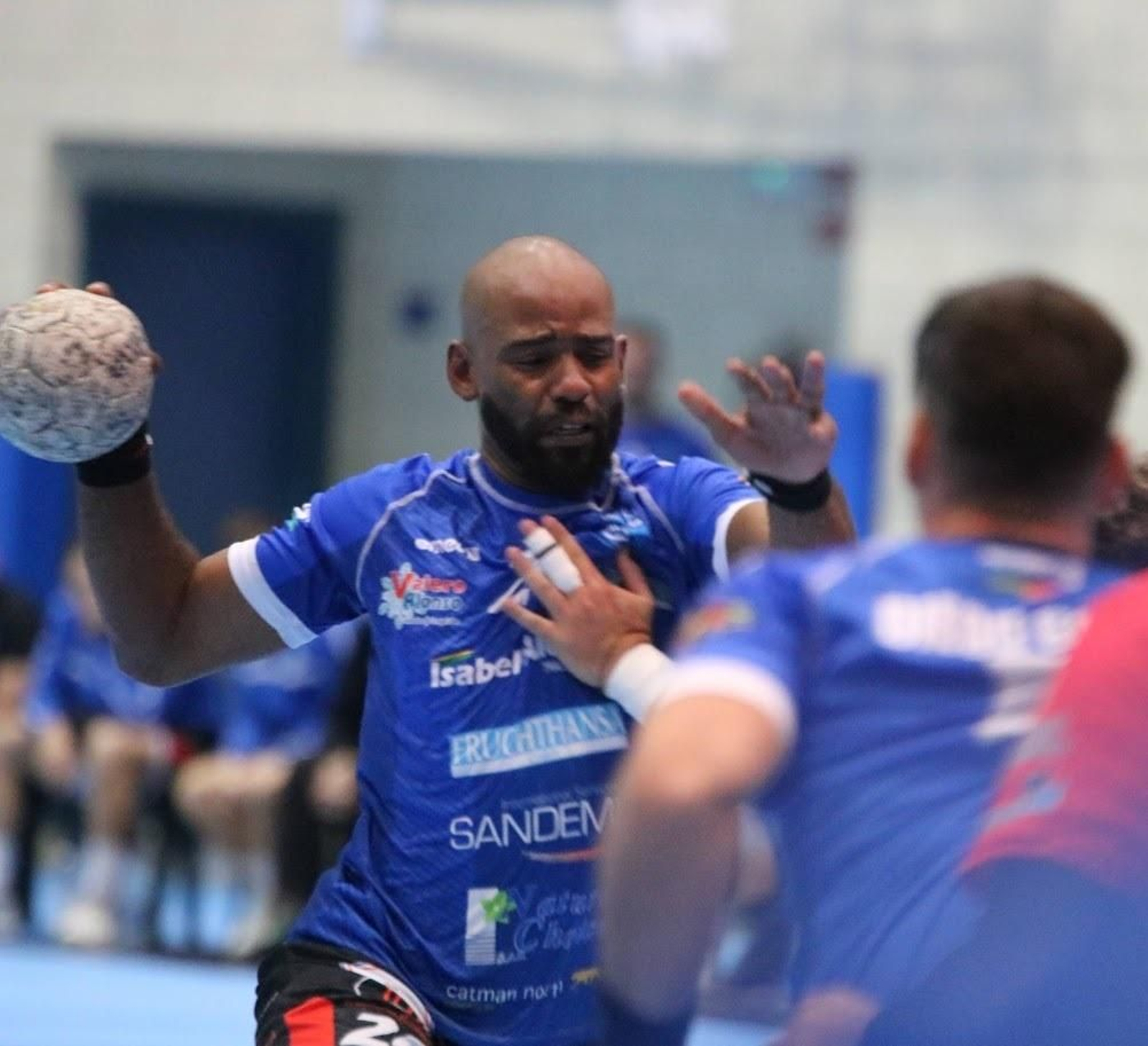 Un jugador del conjunto canterano-sureño trata de zafarse de un rival.