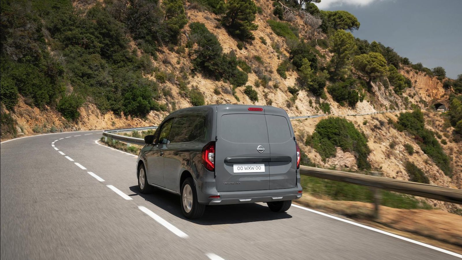 Disponible en versiones furgón y combi de pasajeros con cinco asientos, cuenta con el motor 1.3 de gasolina de 130 CV y un eléctrico de 120 CV, una opción ésta ideal para el reparto en la última milla.