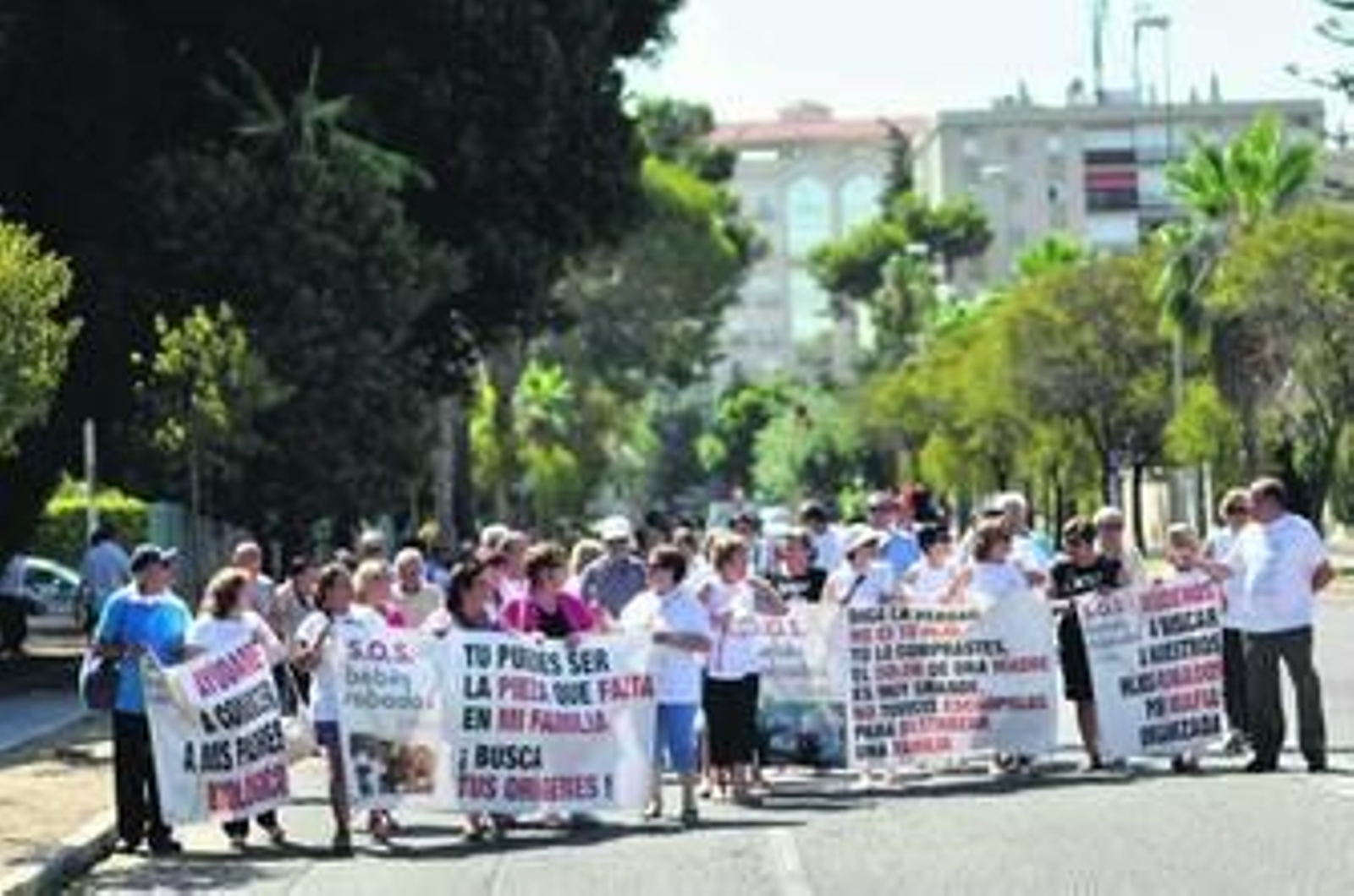 Familias de 'SOS Bebés Robados', ayer, en manifestación por la avenida de la Cruz Roja.