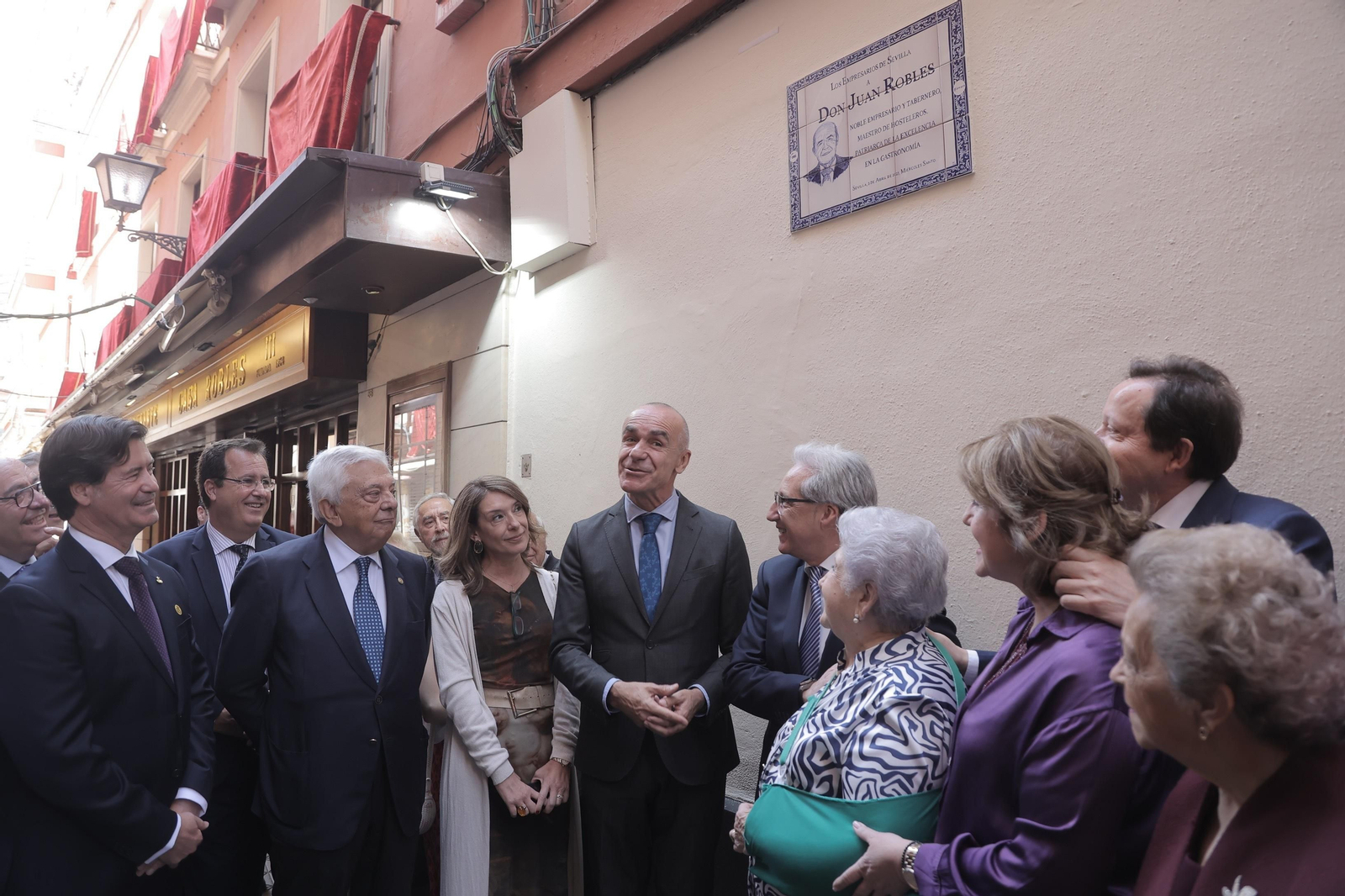 Placa de homenaje a Juan Robles, referente de la gastronomía sevillana, en la calle Álvarez Quintero Placa de homenaje a Juan Robles, referente de la gastronomía sevillana, en la calle Álvarez Quintero