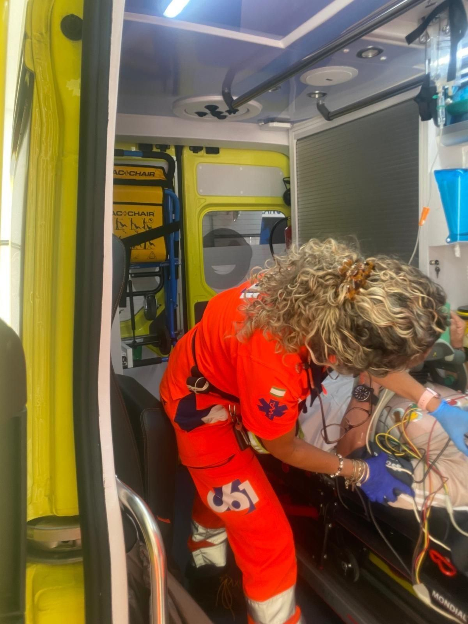 Efectivos de emergencias reaniman al hombre.