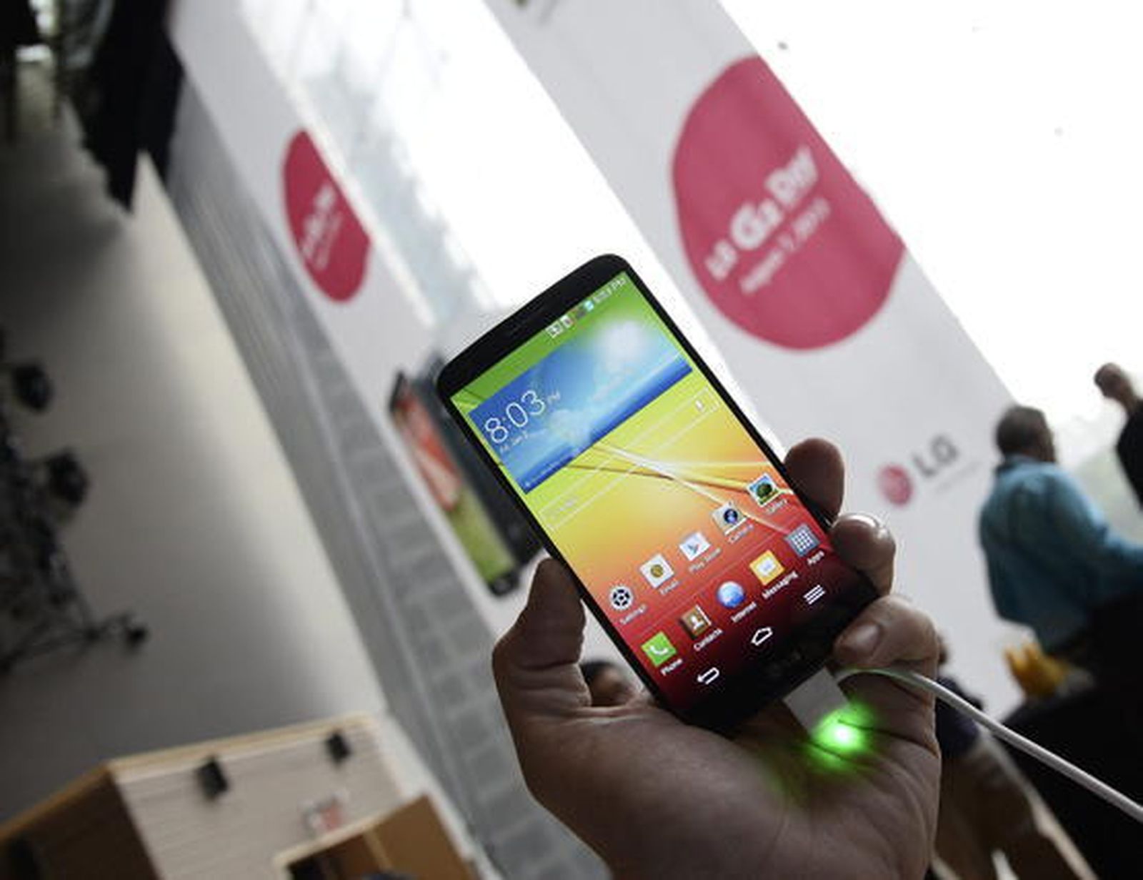 LG presenta su G2, un móvil todo pantalla y sin botones laterales