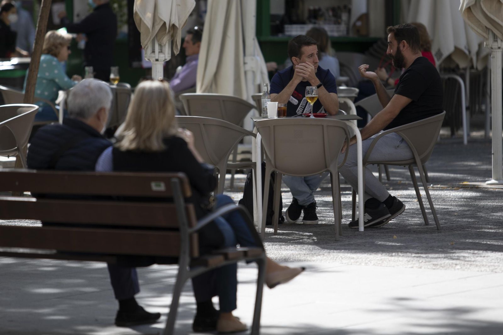 Fotos de cafeterías, parques y la 'Marcha Verde' vacía en el domingo de Granada
