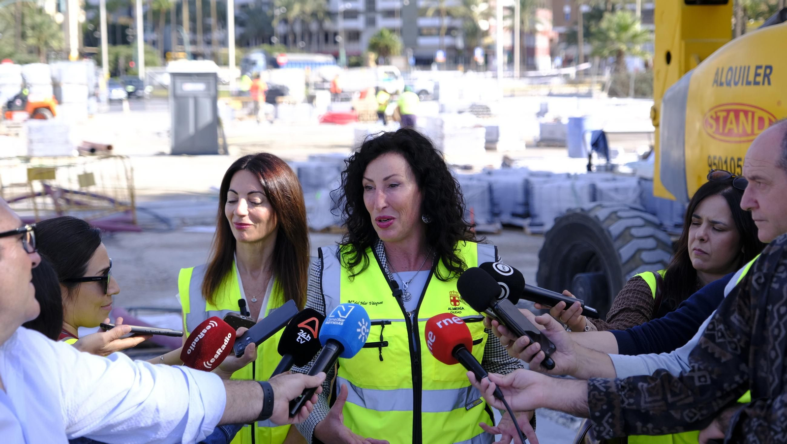 La prueba del izado de la bandera española y las obras del Puerto de Almería, en imágenes