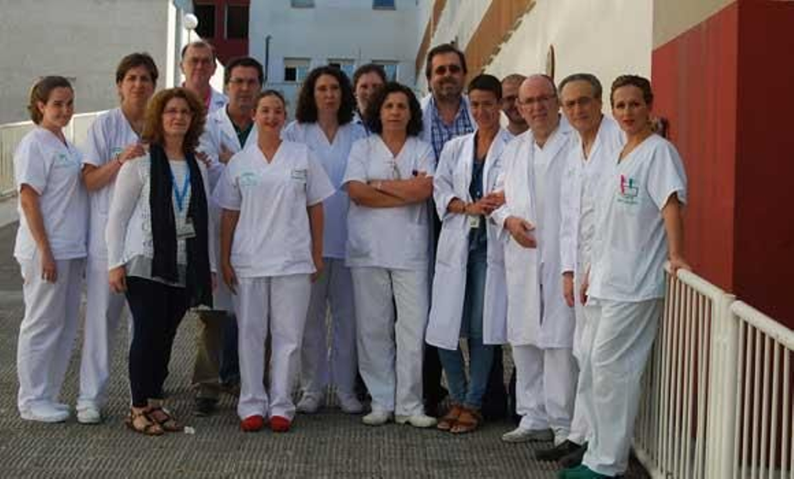 Los profesionales de la unidad hospitalaria que han participado en el libro.