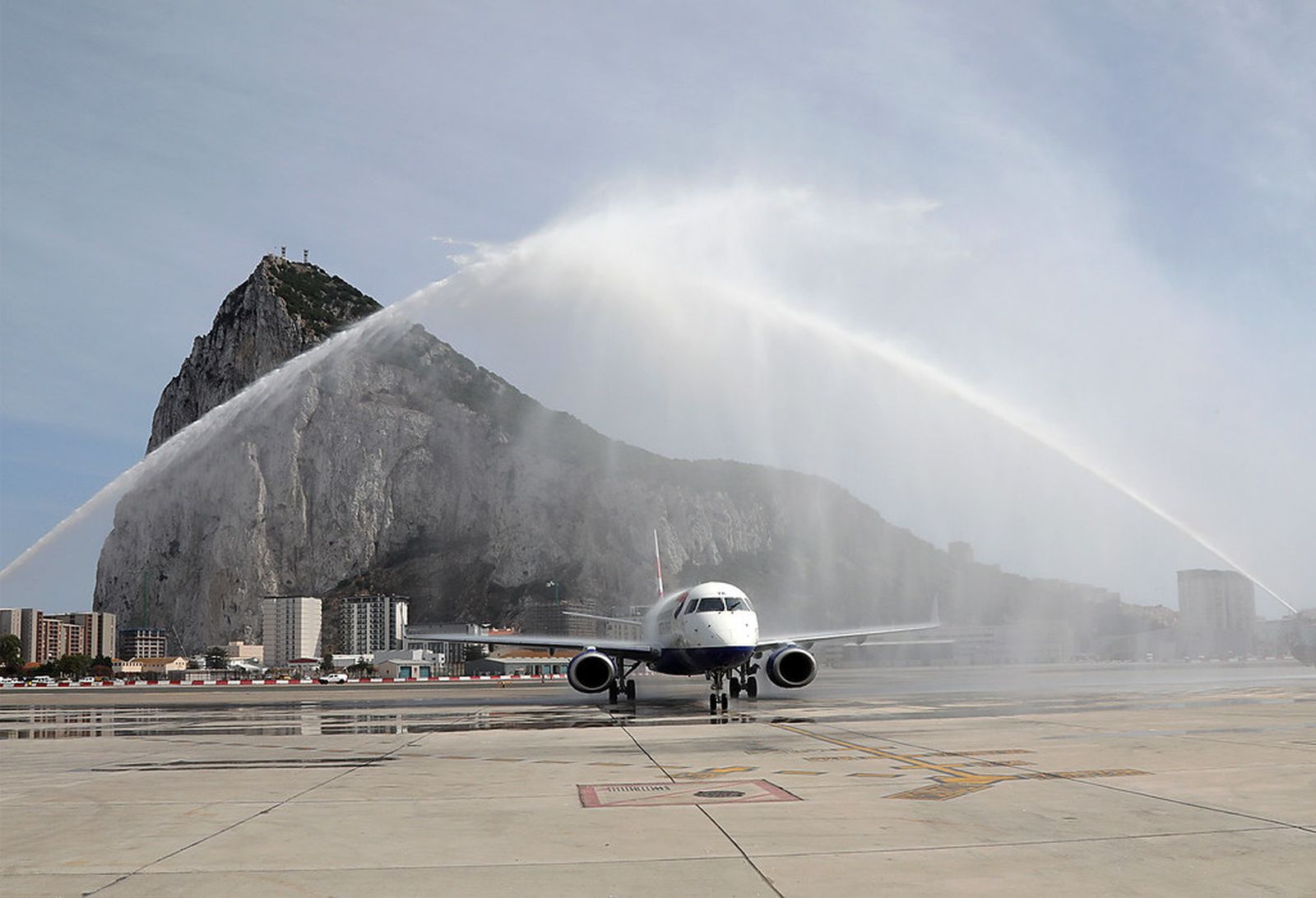 Un avión, en el aeropuerto de Gibraltar.