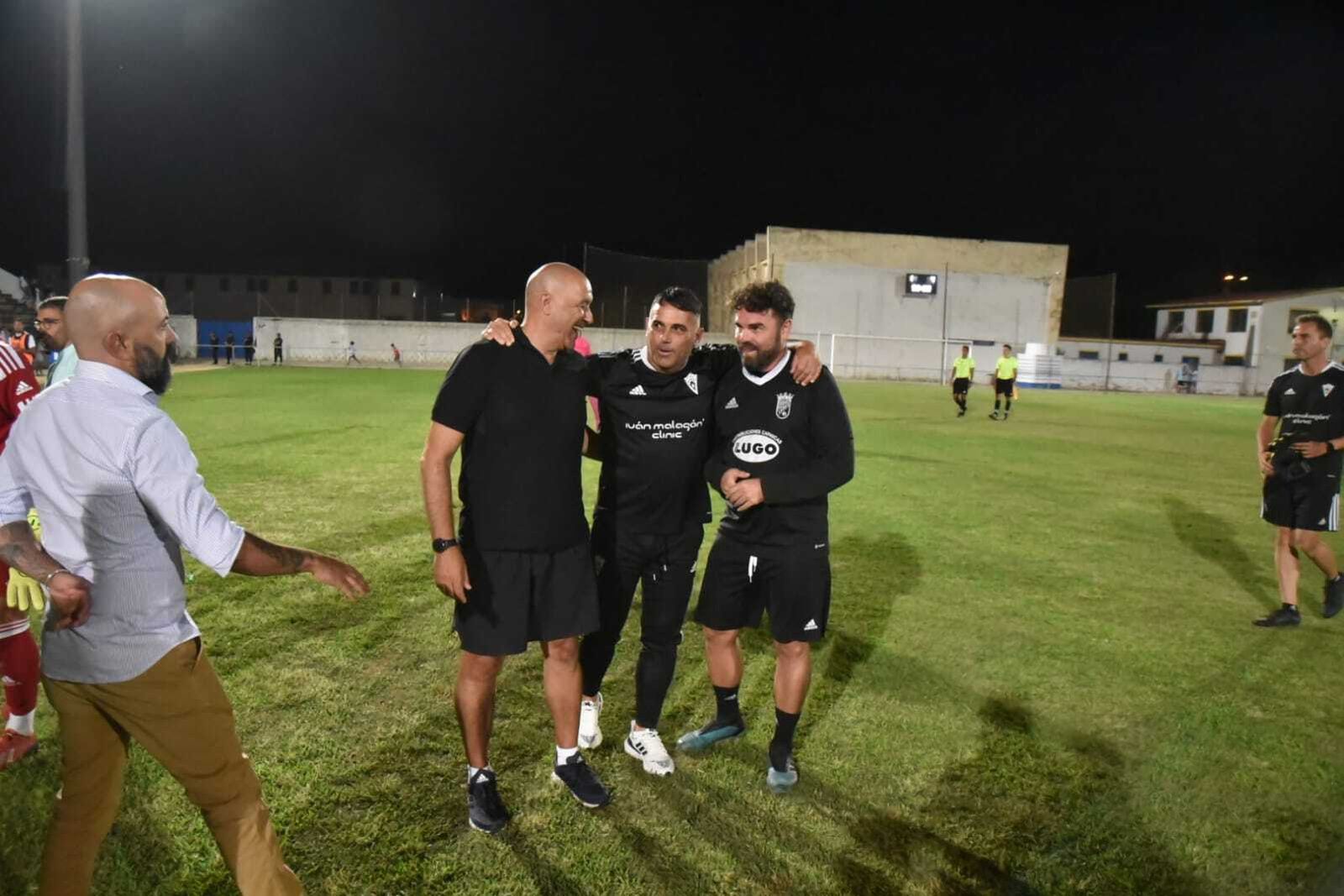 Emilio Fajardo, afectuoso saluda a Paco Peña y Juan Pedro.