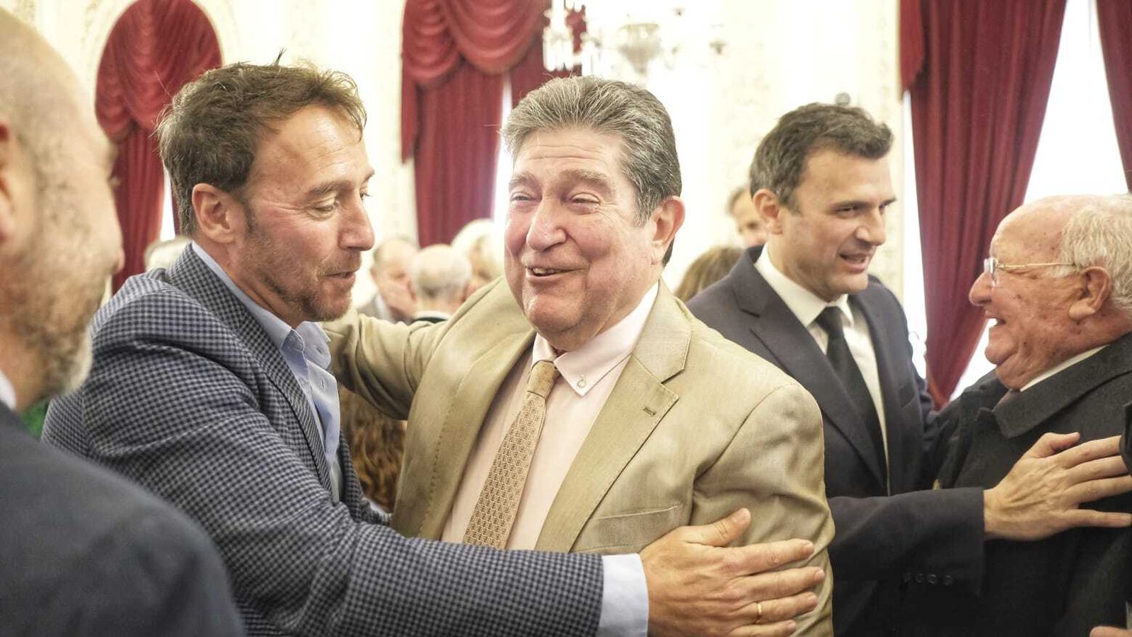 El pleno homenaje a Carlos Díaz en Cádiz, en imágenes