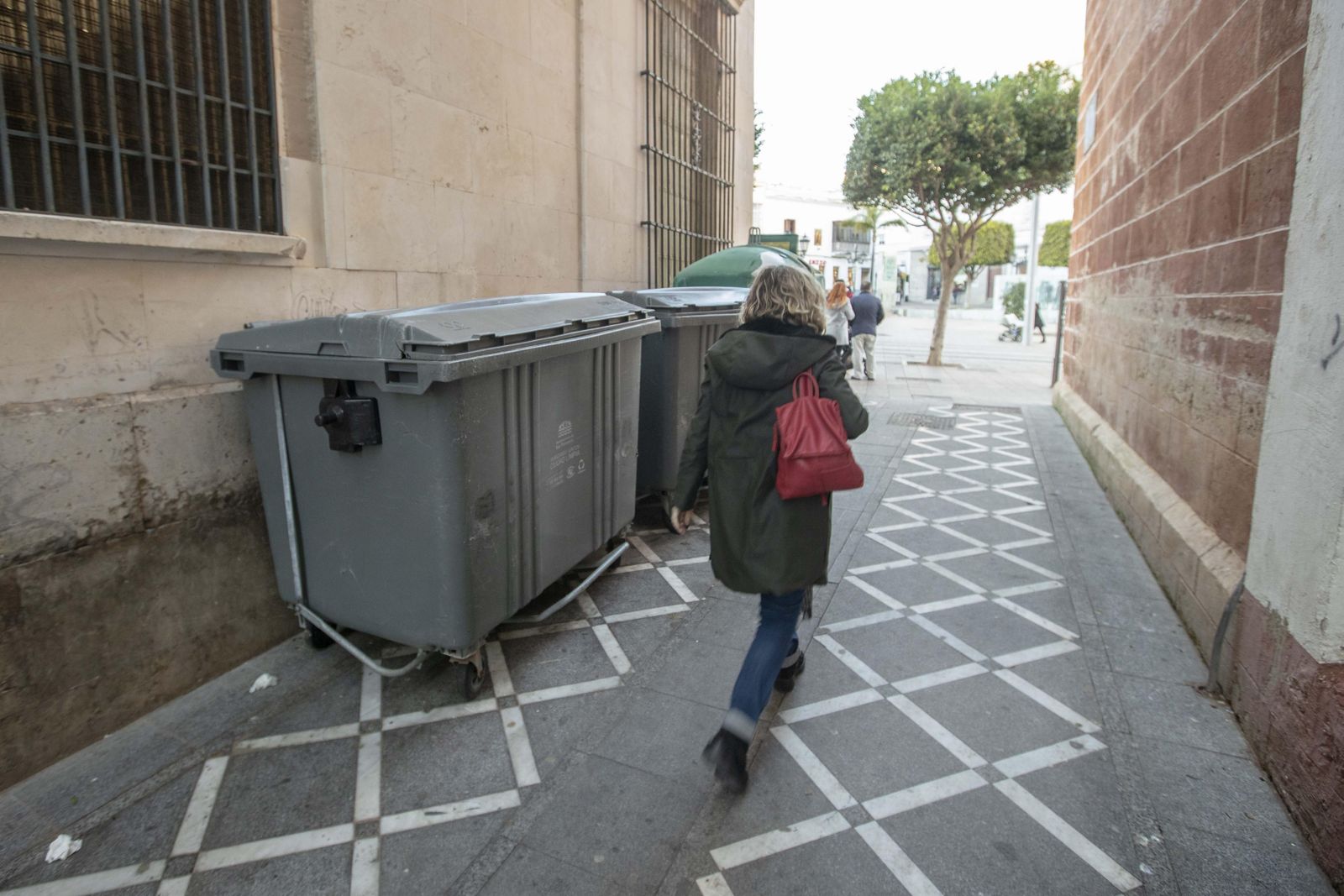 Contenedores en el callejón de la Soledad en San Fernando.