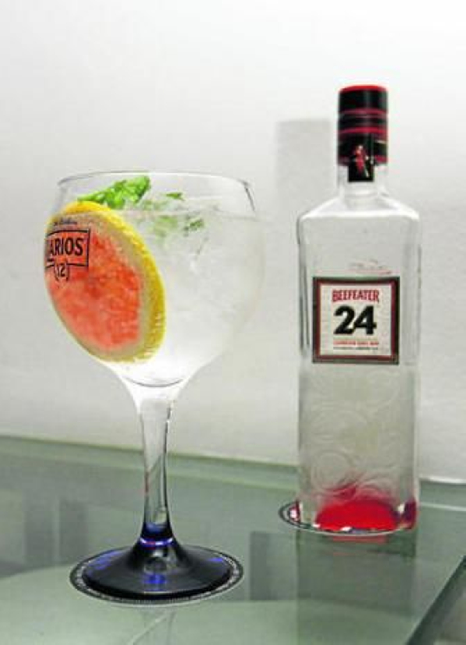 1. Una camarera prepara un gin tonic de Beefeater 24 con acabado Greenwich 2. El gin tonic terminado con una rodaja de pomelo rojo y perejil. 3. Aspecto de la barra del London Gin Tonic Club, con un cuidado acabado estilo inglés.