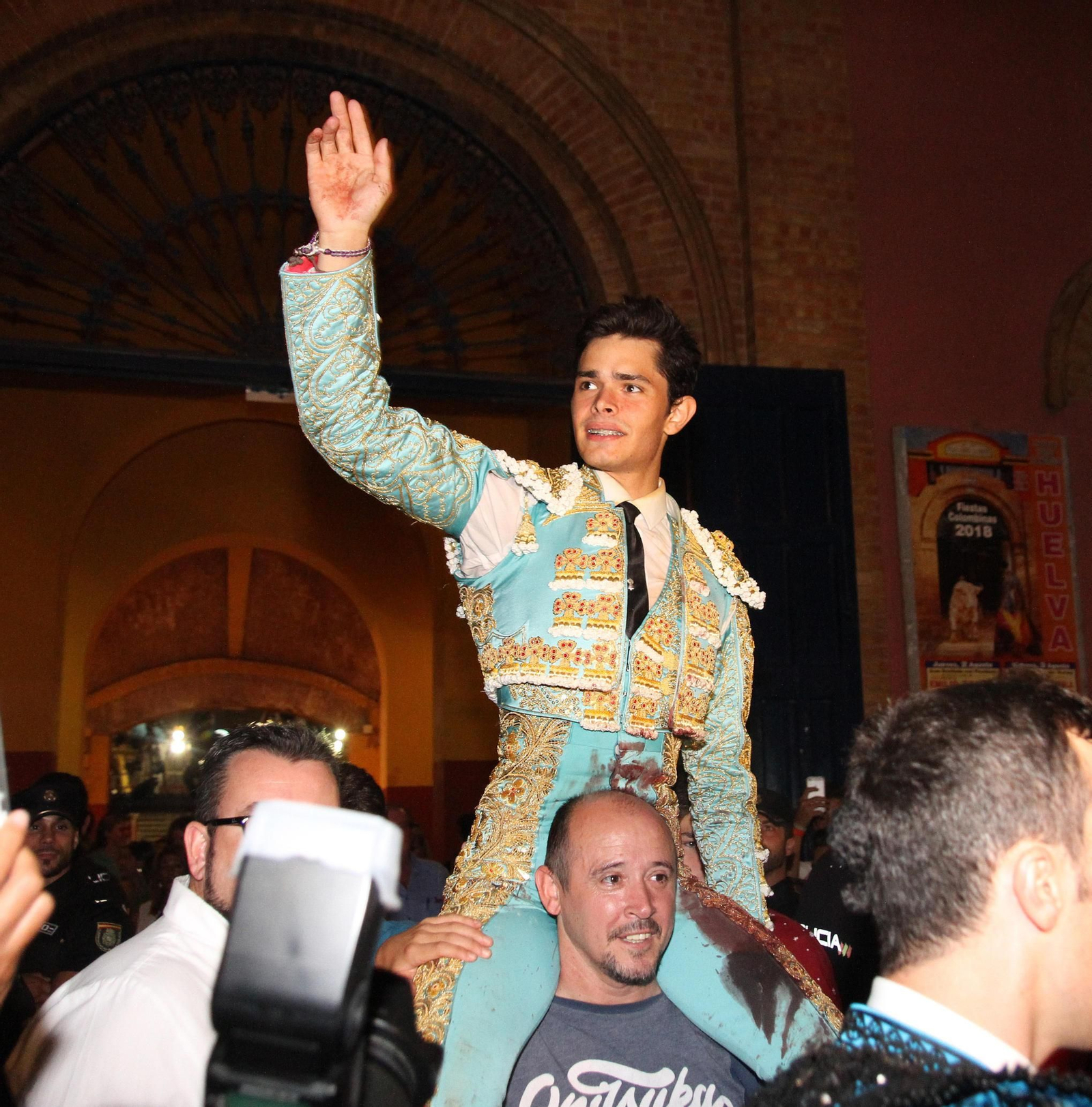 El novillero lusitano Juan Silva 'Juanito' abrió la primera Puerta Grande del abono de Colombinas tras cortar tres orejas a su lote de 'villamartas'.