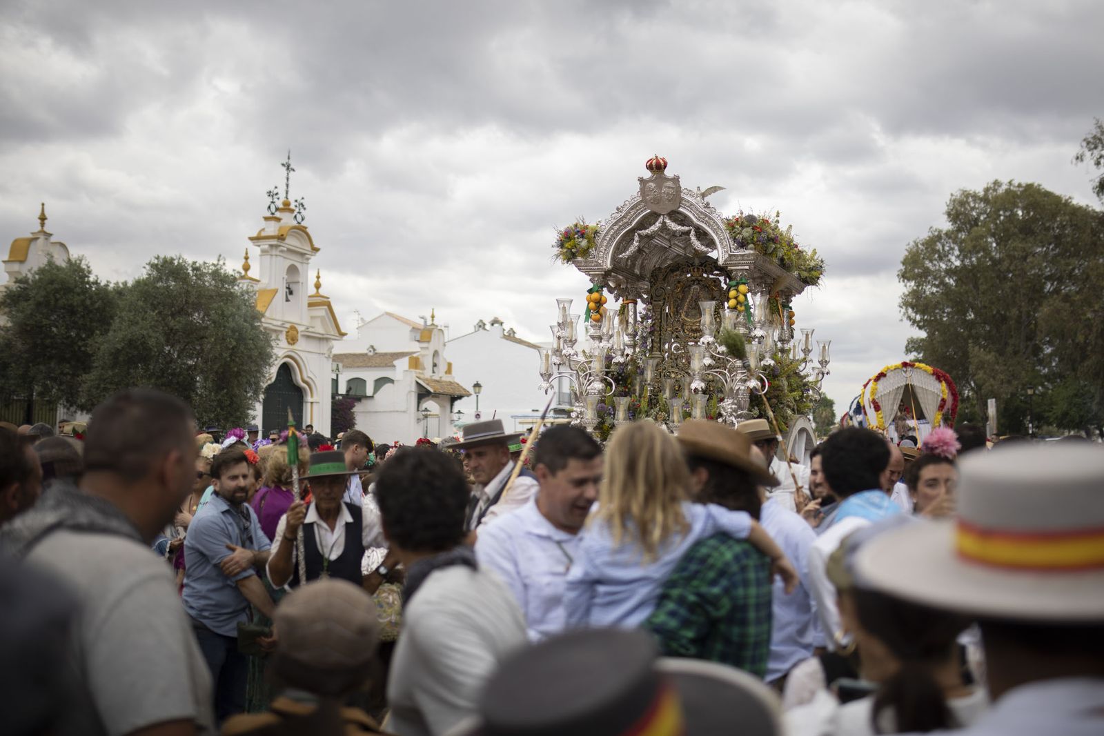 El Rocío 2023: Imágenes de ambiente en la aldea durante la presentación de las Hermandades