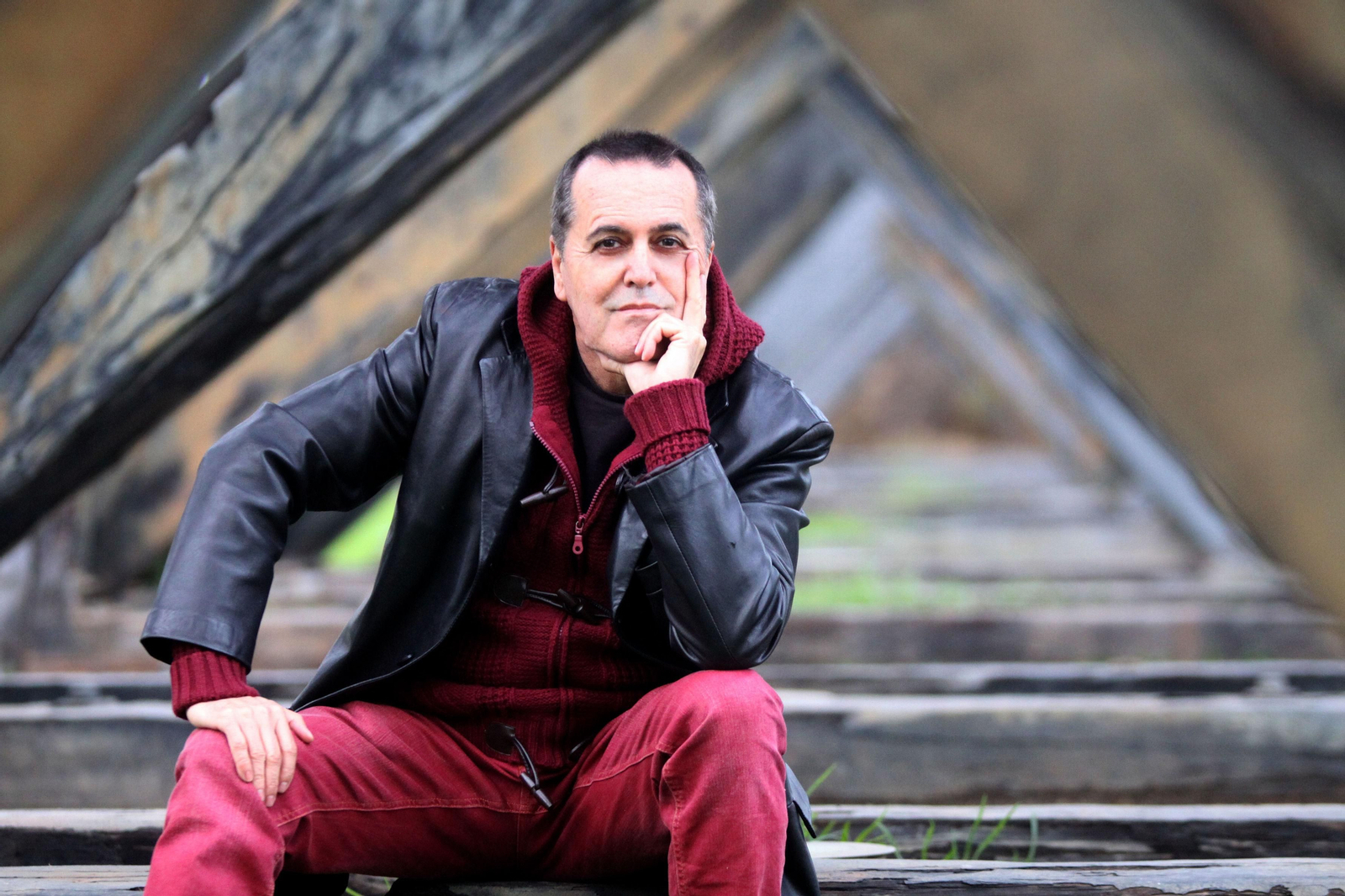 El escritor onubense, en el muelle de Rio Tinto.