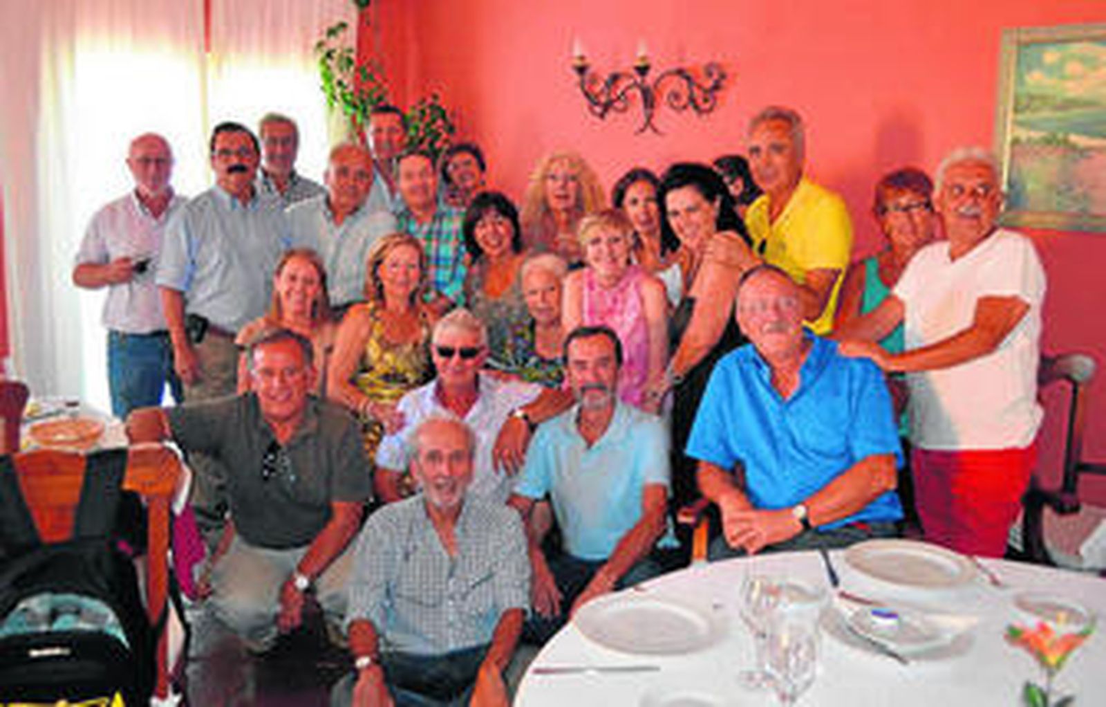 Antiguos profesores del colegio Gloria Fuertes de Guadiaro en la convivencia.