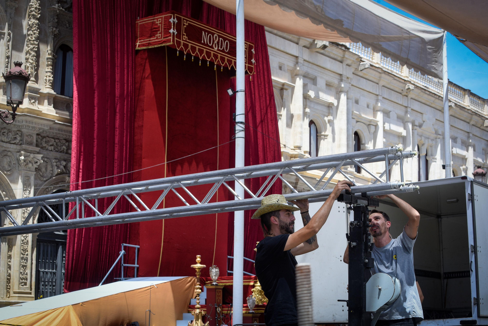 Montaje del altar del Ayuntamiento, que presidirá la Virgen de la HIniesta.