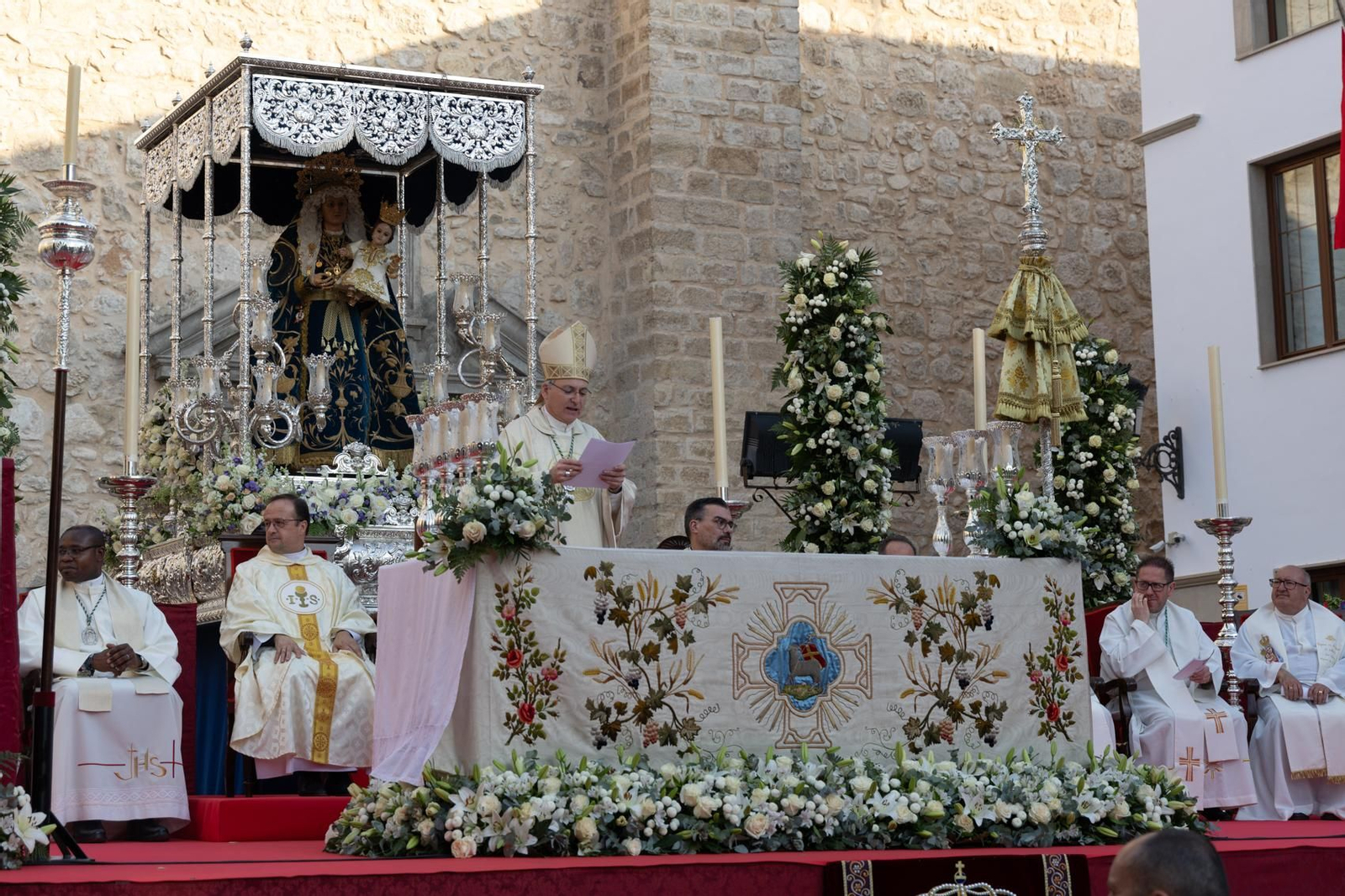 Santa Ana, patrona de Torredelcampo, recibe el bastón de mando como Alcaldesa Perpetua.