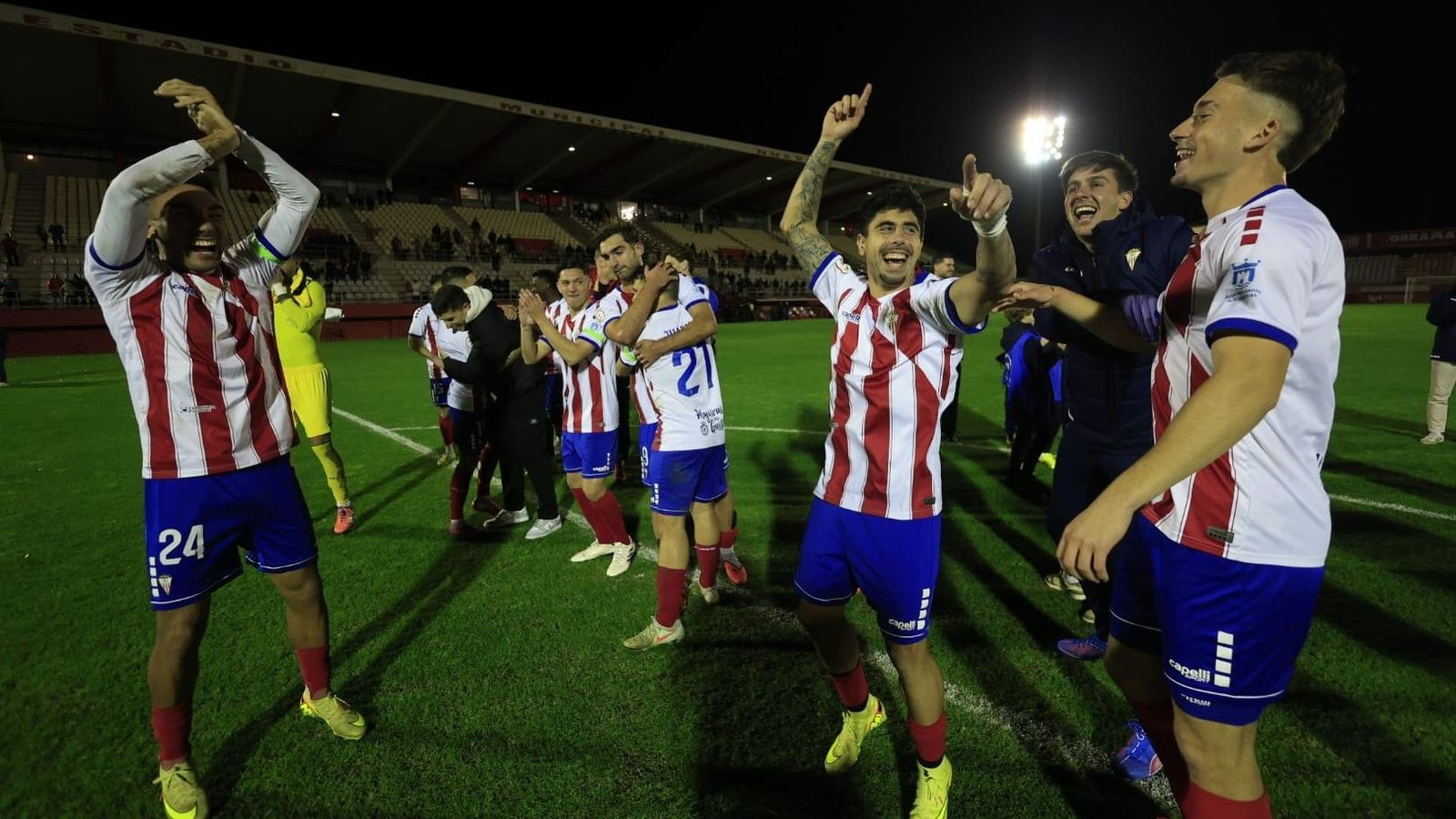 Los algeciristas, en plena celebración de su victoria en el Nuevo Mirador ante el Torremolinos.