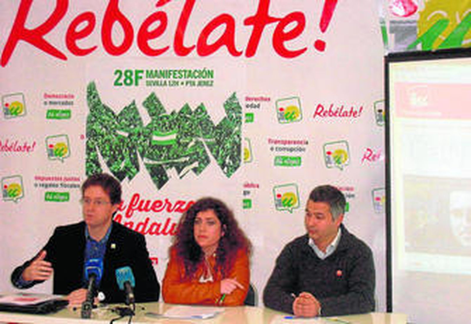 Maripi Castillo arropada por Manuel Morales, coordinador de IU, y el secretario del PCA, Juan Francisco Arenas.